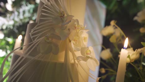 Detail-of-white-wedding-cake-decoration