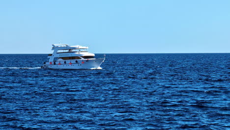 Yacht-charters-for-exploring-Red-Sea,-providing-unforgettable-sailing-experience