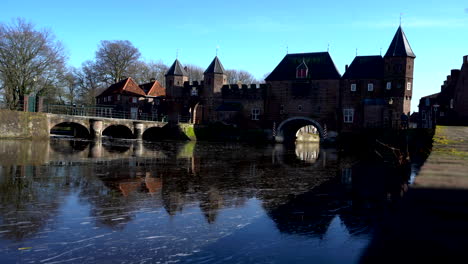 Historisches-Mittelalterliches-Stadtzentrum-Mit-Menschen,-Die-Entlang-Des-Historischen-Land--Und-Wassertors,-Dem-Koppeltor-In-Amersfoort,-Spazieren-Oder-Rad-Fahren