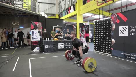 Atleta-Masculino-Realizando-Un-Clean-Pero-Fallando-El-Tirón-Vestido-De-Negro