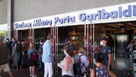 La-Policía-Controla-A-Los-Pasajeros-Que-Ingresan-A-La-Estación-De-Tren-Garibaldi.