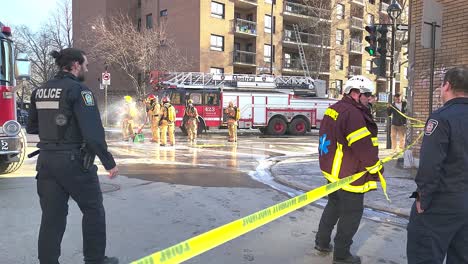 Bomberos-Tras-Un-Incendio-En-Un-Edificio-Abandonado-En-Montreal-Durante-El-Día