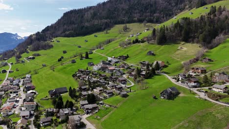 Kleines-Schweizer-Dorf-Auf-Dem-Grünen-Berg-An-Einem-Sonnigen-Tag-Im-Frühling