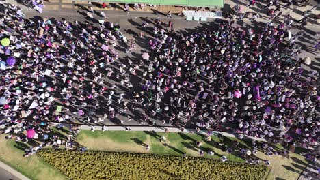 Drohnenaufnahmen-Fangen-Den-Frauentagsmarsch-Auf-Der-Reforma-Avenue-Ein,-Ein-Kraftvolles-Symbol-Der-Hoffnung-Und-Des-Wandels