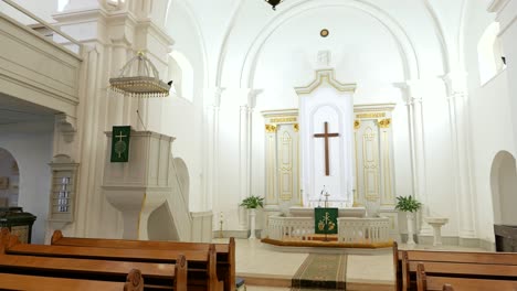 Innenraum-Der-Reformierten-Lutherischen-Kirche,-Blick-Auf-Den-Vorderen-Altar,-Kreuz,-Kanzel