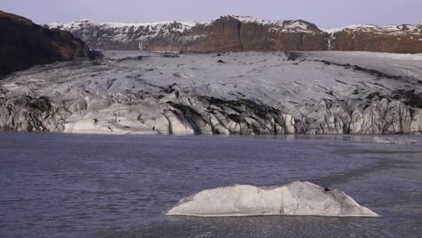 Solheimajokull-Gletscher-Mit-Schmelzwasser-Und-Kleinen-Eisbergen-Im-Vordergrund