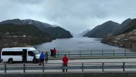 Los-Turistas-Salen-Del-Minibús-Para-Mirar-El-Fiordo-De-Noruega-Desde-El-Mirador-Del-Puente,-Aéreo