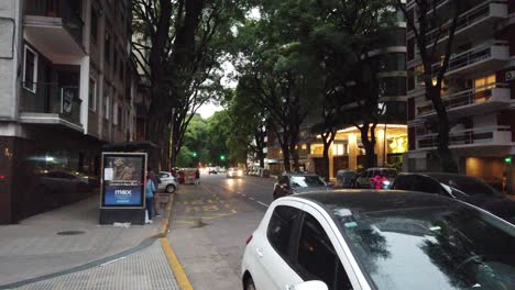 Coches-Estacionados-Barrio-Lleno-De-árboles-En-El-Barrio-Urbano-De-La-Ciudad-Latina-Ciudad-Atardecer-Atardecer-Fondo