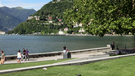 Como,-Italy-august-2021---people-close-to-the-Como-lake-in-a-summer-afternoon