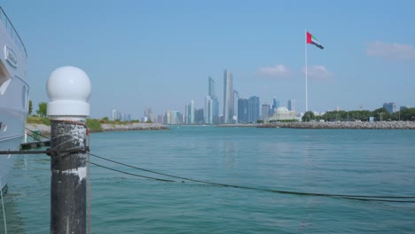 Pasar-Por-Alto-El-Paisaje-De-La-Ciudad-De-Abu-Dhabi-En-Corniche,-Marina,-Emiratos-Árabes-Unidos