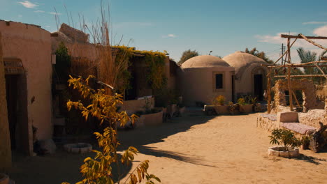 Pintoresco-Jardín-Interior-Con-Habitaciones-De-Estilo-Tradicional-En-La-Casa-De-Huéspedes-Grand-Siwa-En-El-Oasis-De-Siwa,-Egipto