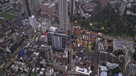 Sobrevuelo-Aéreo-De-Drones-V35-De-Bogotá-Colombia-A-Lo-Largo-De-La-Carrera-7-Capturando-El-Tráfico-Callejero,-El-Paisaje-Urbano-Del-Centro-Internacional-Santa-Fe-Y-El-Parque-De-La-Independencia---Filmado-Con-Cine-Mavic-3---Noviembre-De-2022