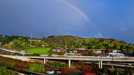 Arcos-De-Arcoíris-Vibrantes-Sobre-Walnut-Creek,-Que-Añaden-Color-Al-Paisaje-Sereno