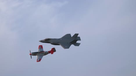 Lockheed-Martin-F35-Lightning-II-Vuela-En-Formación-Con-P51-Mustang