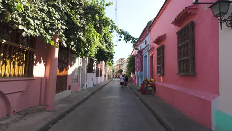 POV-Caminando-Por-La-Calle-Del-Casco-Antiguo-De-Cartagena,-Colombia,-Pasando-Por-Edificios-Coloridos