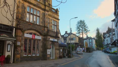 Schwenk-über-Das-Stadtzentrum-Von-Windermere-In-Der-Lake-District-Region---Stadt-Bowness-on-Windermere,-England