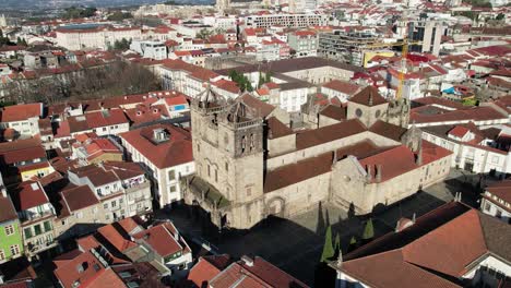 Volar-Sobre-El-Centro-De-La-Ciudad-De-Braga-Portugal-04