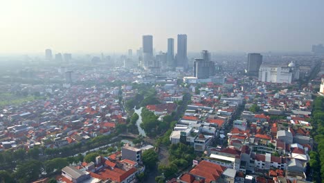 La-Yuxtaposición-De-Rascacielos-Modernos-Y-Una-Densa-Población-En-Medio-De-Los-Desafíos-De-La-Contaminación-Del-Aire-En-Surabaya-Es-Un-Reflejo-Complejo-De-La-Dinámica-De-Urbanización-Y-Desarrollo.