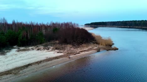 Luftaufnahme-Des-Flusses-Lielupe-Zum-Golf-Von-Riga-In-Lettland,-Europa