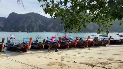 Thailändisches-Kind-Spielt-Im-Sand-Des-Paradiesstrandes-Der-Insel-Phi-Phi