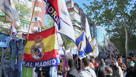 Fans-Von-Real-Madrid-Kaufen-Fanartikel,-Bevor-Sie-Das-Champions-League-Fußballspiel-Gegen-Die-Britische-Fußballmannschaft-Manchester-City-Im-Santiago-Bernabéu-Stadion-Besuchen