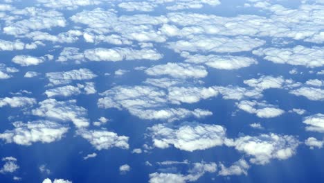 Fliegen-über-Wunderschönen-Wolken,-Blick-Aus-Dem-Fenster-Eines-Flugzeugs---POV