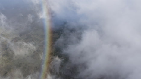 Hohen-Winkel-Luftaufnahme-Von-Wolken-Und-Einem-Regenbogen-über-Dem-Vulkan-Haleakala-Auf-Maui,-Hawaii