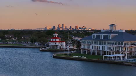 Puesta-De-Sol-Sobre-Nueva-Orleans-Cerca-Del-Lago-Pontchartrain