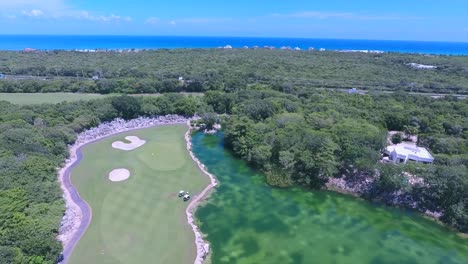 Wunderschöne-Aussicht-Von-Einer-Drohne-Auf-Einen-Golfplatz-An-Der-Riviera-Maya,-Yucatan,-Mexiko