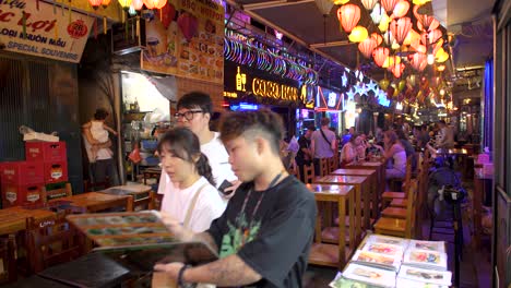 Turistas-Y-Personal-Con-Menús-De-Restaurante