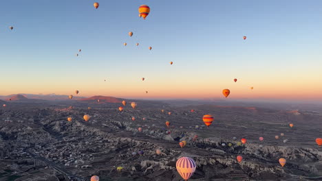 Coloridos-Globos-Aerostáticos-Volando-En-El-Aire-Bajo-El-Cielo-Mágico-De-La-Mañana