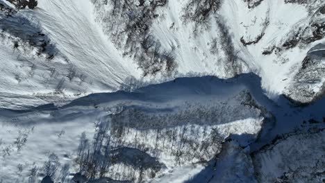 Von-Oben-Aufgenommenes-Foto-Des-Myōkō-Tals-In-Japan,-Die-Enorme-Höhe-Der-Berge-Wird-Sichtbar