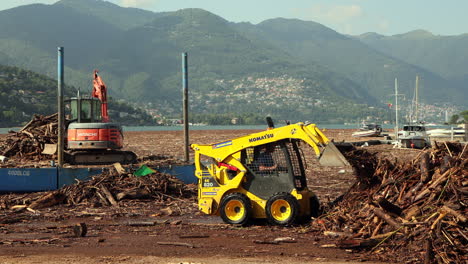 Como,-Italia---29-De-Julio-De-2021---Bulldozer-Limpiando-El-Lago-Cubierto-De-Madera-Y-Escombros-Después-De-Fuertes-Lluvias-Que-Causaron-Graves-Daños-En-La-Zona