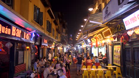 Old-Quarter-Ta-Hien-Corner-Beer-Street,-tourists-enjoying-evening-out