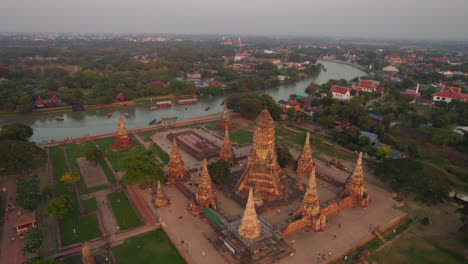 Fantastischer-Wat-Chaiwatthanaram-Tempel-Am-Flussufer-In-Ayutthaya.-Antenne