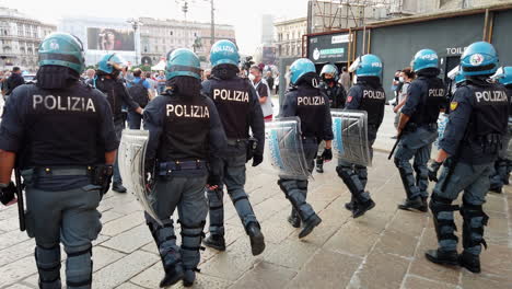 Milán,-Italia---2-De-Octubre-De-2021---Policías-Caminando-Frente-A-Una-Manifestación-Contra-El-Pase-Verde-Y-La-Vacunación-Forzada-Contra-El-Covid-En-Italia-19