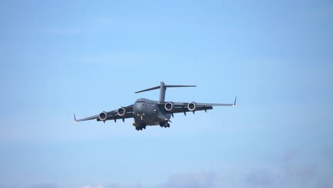 Un-Avión-De-Transporte-Militar-Boeing-C-17-Se-Acerca-A-La-Pista-De-Aterrizaje