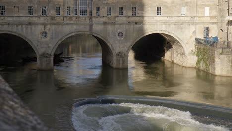 Presa-En-El-Río-Avon-Cerca-Del-Puente-Pulteney-En-Bath,-Inglaterra