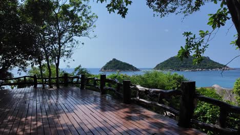 Wunderschöne-Aussicht-Auf-Die-Inseln-Und-Das-Meer-Von-Einem-Deck-In-Koh-Tao,-Thailand