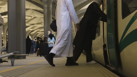 Muslims-on-pilgrimage-disembark-the-Haramain-train