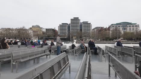 Oberdeck-Auf-Der-Themse,-Bootsfahrt-Vorbei-An-Luxusapartments