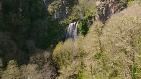 Drone-Volando-Hacia-La-Cascada-Seimeira-De-Vilagocende-En-Fonsagrada,-Lugo,-España