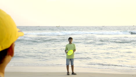 Jungs-Spielen-Frisbee-Am-Strand