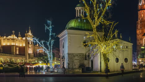 Timelapse-of-crowded-Main-Market-Square-with-main-landmarks-in-Krakow,-Poland---zoom-into-cloth-hall