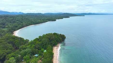 Herrliche-Aussicht-Auf-Einen-Sandstrand-In-Einer-Bucht-In-Puerto-Viejo,-Costa-Rica