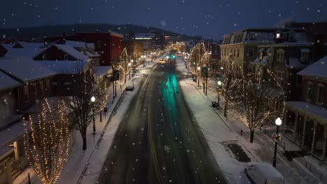 Pequeño-Pueblo-Con-Luces-Navideñas-Y-Ráfagas-De-Nieve-Al-Amanecer.