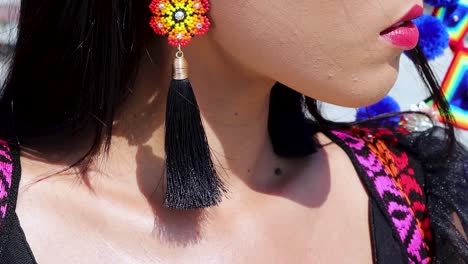 Mädchen-Modelliert-Wunderschöne-Blumenförmige-Ohrringe-Aus-Chaquira