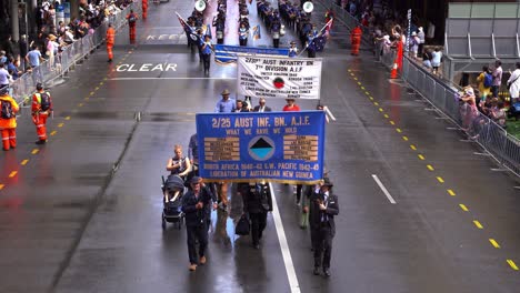 Representantes-Del-Batallón-De-Infantería-Australiano,-Unidad-Operativa-Del-Regimiento-Real-Australiano-Participando-En-El-Desfile-Anual-Del-Día-De-Anzac-En-La-Ciudad-De-Brisbane.