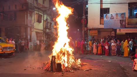 Vista-De-Perfil-De-Holika-Dahan-En-Las-Calles-De-Kolkata,-India