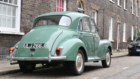 Vista-Trasera-De-Un-Morris-Minor,-En-El-Centro-De-Londres,-Reino-Unido